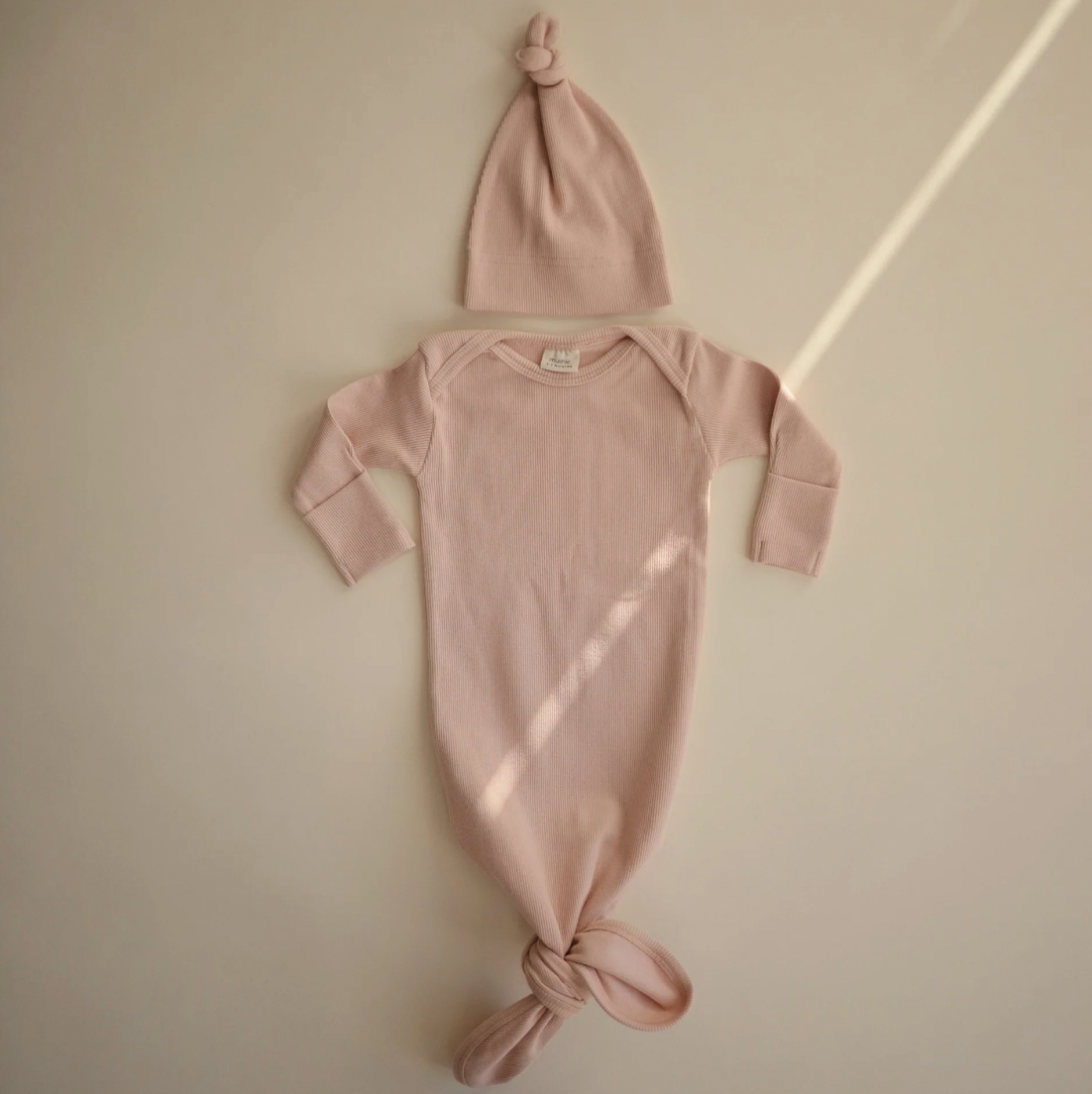 Conjunto de nudo con gorro Mushie