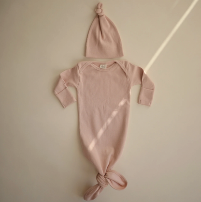 Conjunto de nudo con gorro Mushie