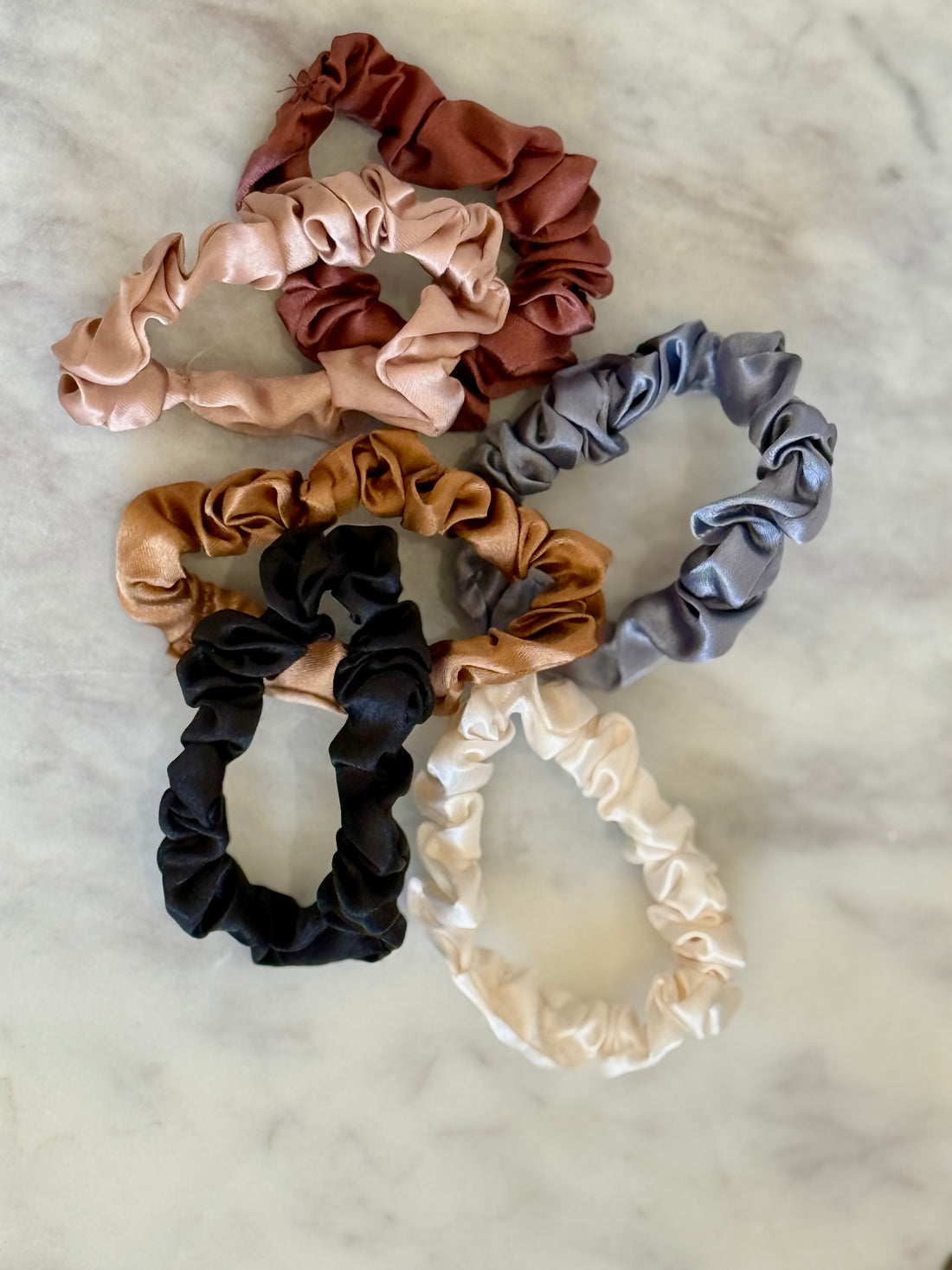 MOM Scrunchies Delgados