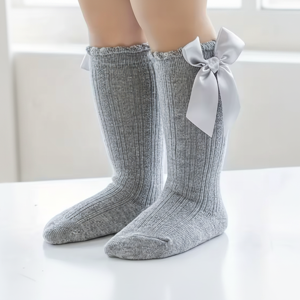 Calcetas grises con moño - en piernas