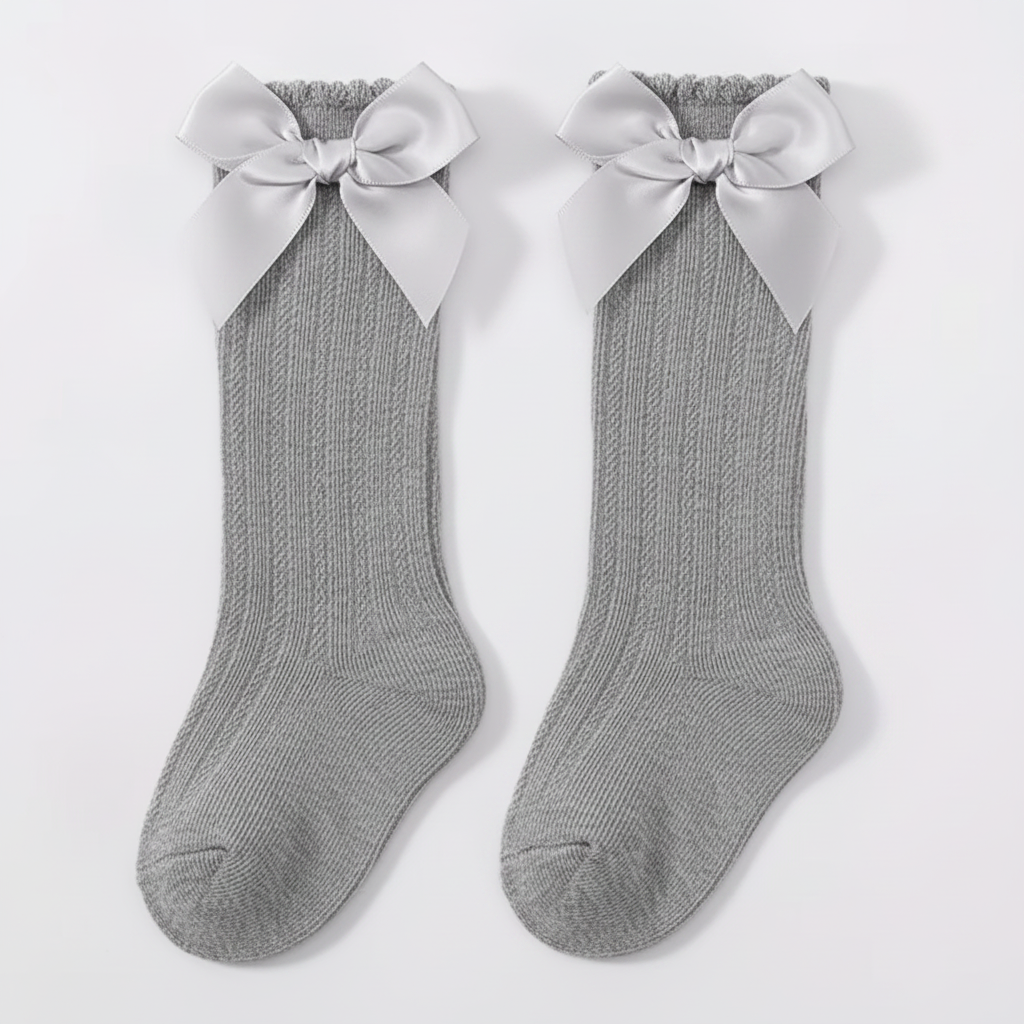 Calcetas grises con moño - flat lay